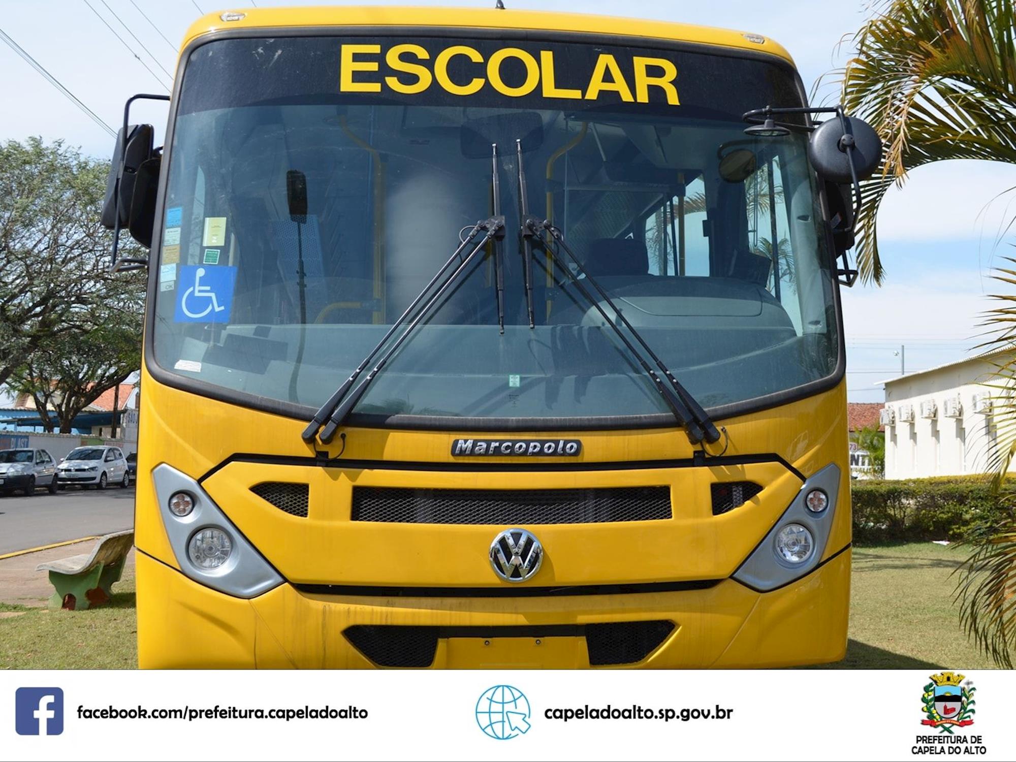 O ônibus escolar amarelo viaja para o prédio da escola através do